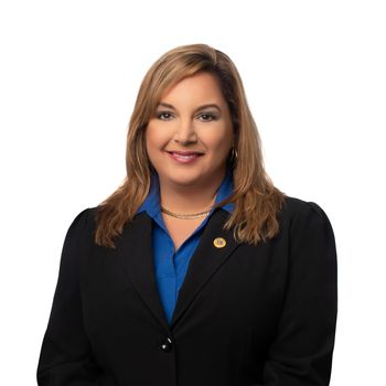 Portrait of Christine Knighton, REALTOR®.